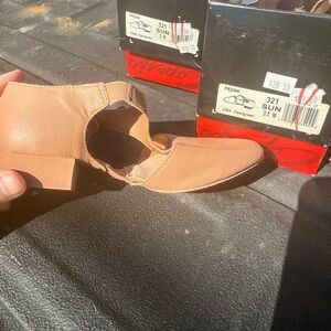 Girls suntan jazz shoes NEW IN BOX